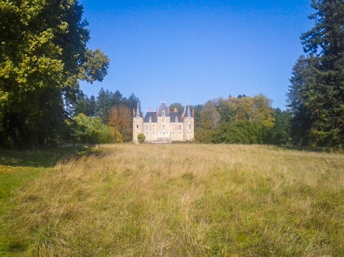 achat vente Château Classique a vendre  à restaurer , dépendances, village Limoges , à 25 km, vue admirable et dégagée HAUTE VIENNE LIMOUSIN