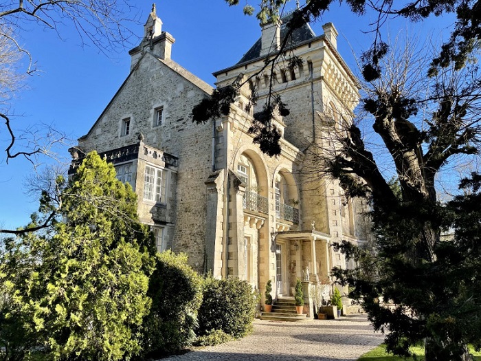 achat vente Château Classique a vendre  , dépendances, chapelle, piscine Niort  DEUX SEVRES POITOU CHARENTES