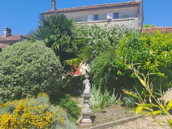 achat vente Demeure Bourgeoise Charentaise a vendre  , dépendances Saint-Même-les-Carrières , dans un petit bourg CHARENTE POITOU CHARENTES