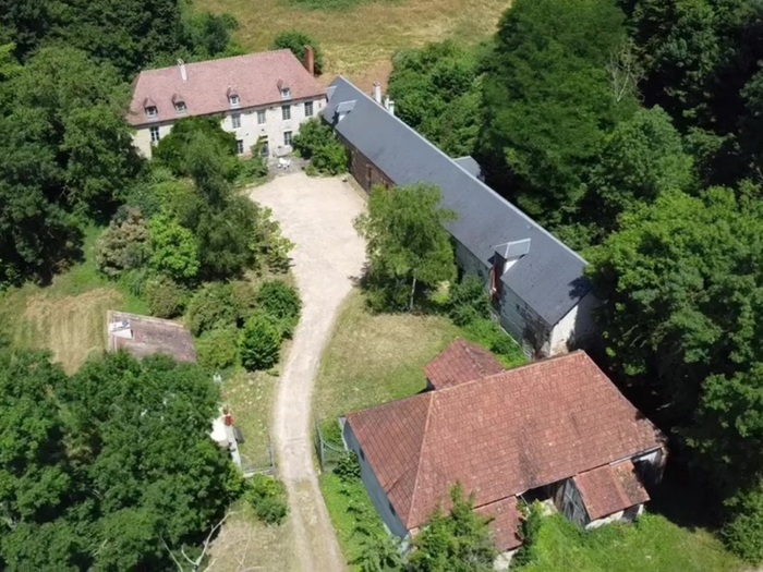 achat vente Manoir Classique a vendre  , dépendances, pigeonnier, piscine intérieure Vichy , à 8km, A719 à 2km ALLIER AUVERGNE