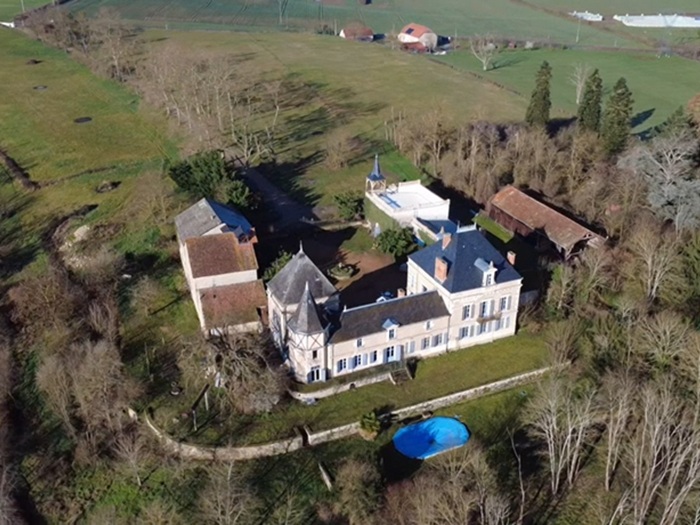 achat vente Château Classique a vendre  à vocation touristique , dépendances, gîte, piscine Vichy , à 12 km, sans voisins proches ni nuisances ALLIER AUVERGNE