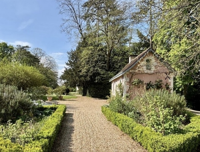 achat vente Château Classique a vendre  restauré , dépendances, maison de gardien (110 m2) Tours , à 50 mn (TGV), Paris 1 heure, au cœur de son parc INDRE ET LOIRE CENTRE