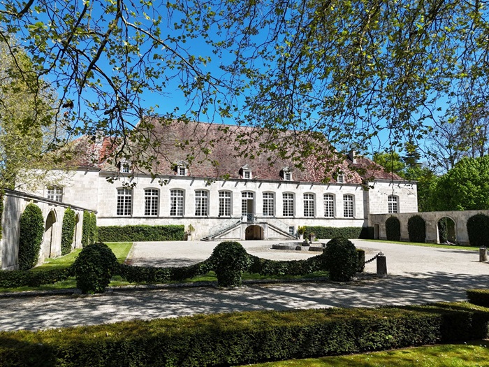 achat vente Elégant Château Classique a vendre  en très bon état , dépendances Chaumont  à 3 km, Paris à 2h30, sur une île paradisiaque HAUTE MARNE CHAMPAGNE ARDENNE