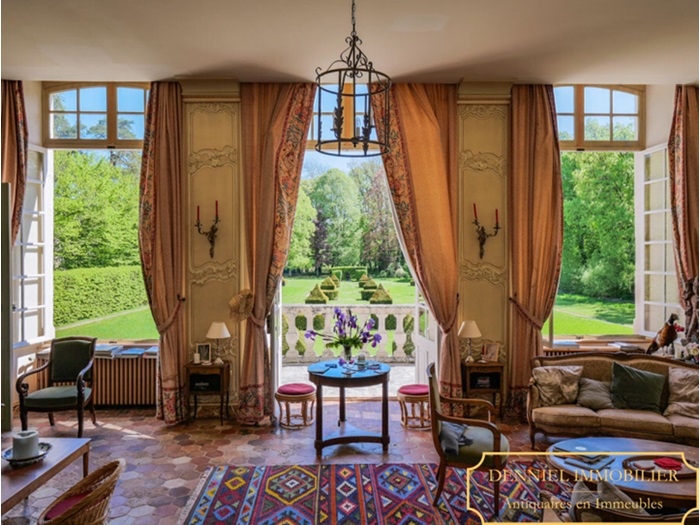 achat vente Elégant Château Classique a vendre  en très bon état , dépendances Chaumont  à 3 km, Paris à 2h30, sur une île paradisiaque HAUTE MARNE CHAMPAGNE ARDENNE