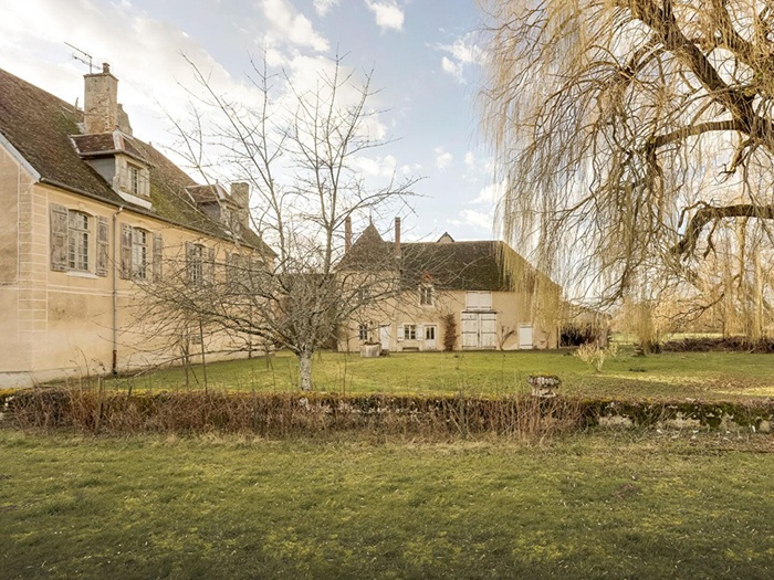 achat vente Demeure de Caractère a vendre  ISMH à restaurer , dépendance, pigeonnier XVIIIème Gy , à proximité immédiate, 30 mn TGV HAUTE SAONE FRANCHE COMTE