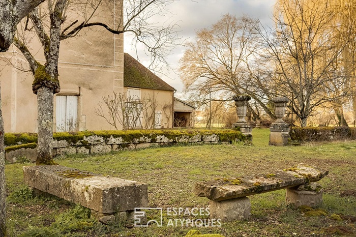 achat vente Demeure de Caractère a vendre  ISMH à restaurer , dépendance, pigeonnier XVIIIème Gy , à proximité immédiate, 30 mn TGV HAUTE SAONE FRANCHE COMTE