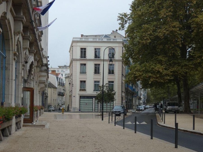 achat vente Ancien Hôtel Particulier a vendre  en parfait état , garage pour 4 véhicules Vichy , à proximité de l'Opéra ALLIER AUVERGNE