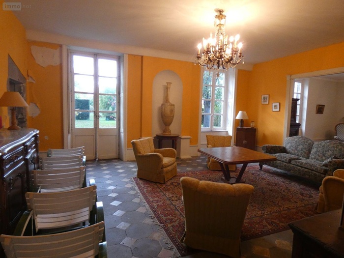 achat vente Maison de Maître a vendre  , dépendances, chapelle, piscine Chambaron-sur-Morge , à 20mn au Nord Clermont-Fd, proche A71 PUY DE DOME AUVERGNE