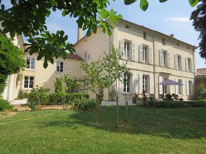 achat vente Hôtel Particulier a vendre  restauré , dépendances, piscine Fontenay-le-Comte , à 30 mn de Niort (LGV), 45 mn de La Rochelle (océan) VENDEE PAYS DE LA LOIRE