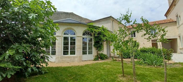 achat vente Hôtel Particulier a vendre  restauré , dépendances, piscine Fontenay-le-Comte , à 30 mn de Niort (LGV), 45 mn de La Rochelle (océan) VENDEE PAYS DE LA LOIRE