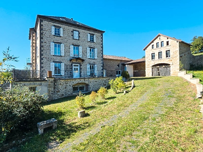 achat vente Hôtel Particulier a vendre  en très bon état , dépendance Le Vernet-Chaméane  à 20 min Issoire et A75, surplombant un beau village touristi PUY DE DOME AUVERGNE
