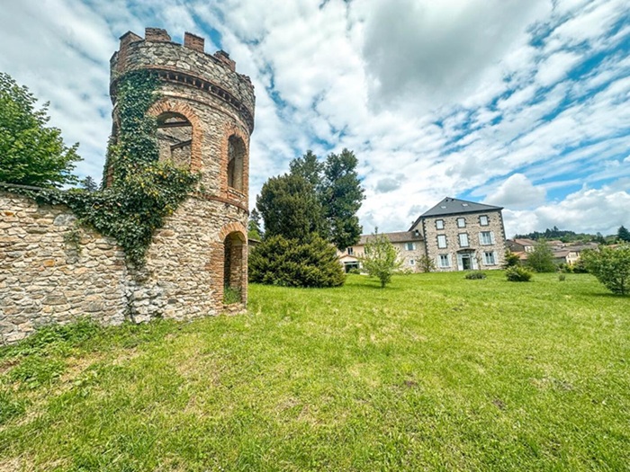 achat vente Hôtel Particulier a vendre  en très bon état , dépendance Le Vernet-Chaméane  à 20 min Issoire et A75, surplombant un beau village touristi PUY DE DOME AUVERGNE