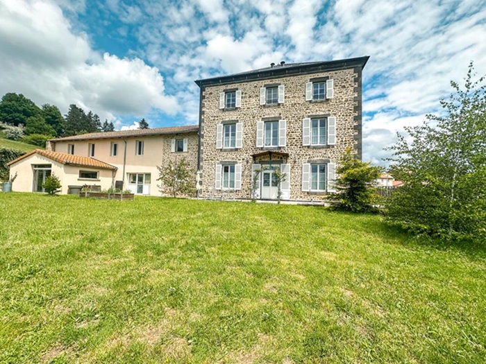 achat vente Hôtel Particulier a vendre  en très bon état , dépendance Le Vernet-Chaméane  à 20 min Issoire et A75, surplombant un beau village touristi PUY DE DOME AUVERGNE