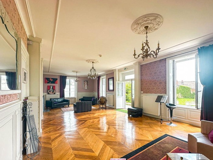 achat vente Hôtel Particulier a vendre  en très bon état , dépendance Le Vernet-Chaméane  à 20 min Issoire et A75, surplombant un beau village touristi PUY DE DOME AUVERGNE