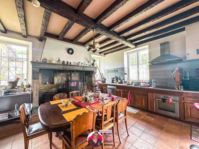 achat vente Hôtel Particulier a vendre  en très bon état , dépendance Le Vernet-Chaméane  à 20 min Issoire et A75, surplombant un beau village touristi PUY DE DOME AUVERGNE