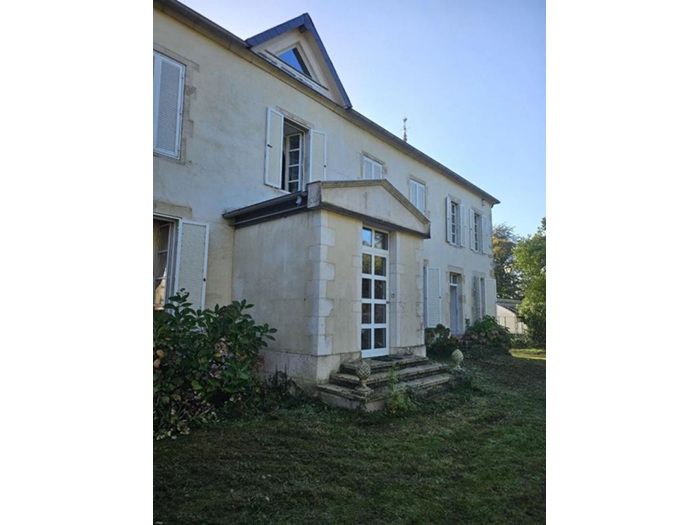 achat vente Château Classique a vendre   Moulins-Engilbert , au cœur de son parc NIEVRE BOURGOGNE