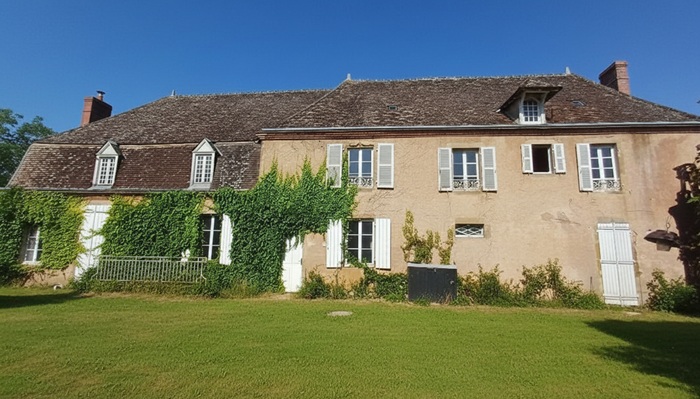 achat vente Maison de Maître a vendre  à restaurer , dépendance, maison indépendante Cluis , au cœur du village INDRE CENTRE