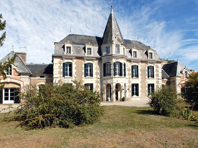 achat vente Château Classique a vendre  , piscine, fermette attenante, dépendances Confolens , à l'écart d'un petit bourg CHARENTE POITOU CHARENTES