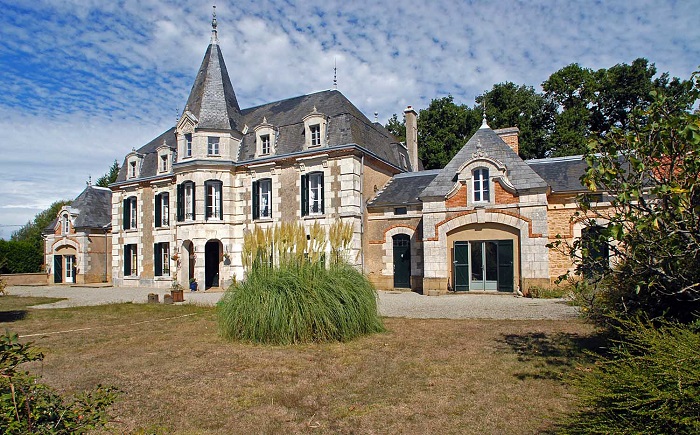 achat vente Château Classique a vendre  , piscine, fermette attenante, dépendances Confolens , à l'écart d'un petit bourg CHARENTE POITOU CHARENTES